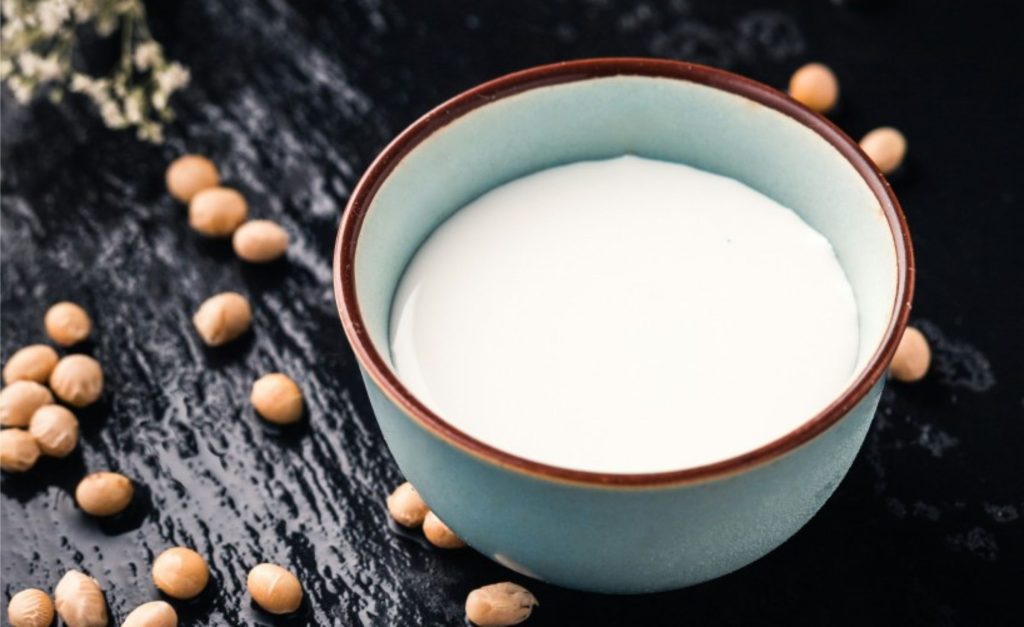 🌱 Produtos híbridos prometem menor impacto ambiental e atraem flexitarianos, mas enfrentam barreiras regulatórias.