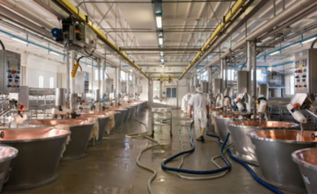 Setor cresce, investe e gera empregos mesmo com custos mais altos na produção ⚙️ indústria