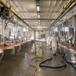 Setor cresce, investe e gera empregos mesmo com custos mais altos na produção ⚙️ indústria