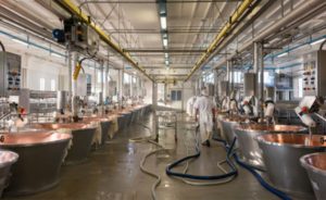 Setor cresce, investe e gera empregos mesmo com custos mais altos na produção ⚙️ indústria