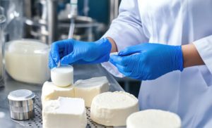 🔬 Testes mostraram redução de microrganismos, com destaque para bactérias mesofílicas na produção.