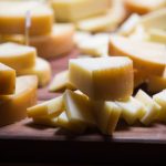 Degustação avaliou provolones in natura e grelhados e apontou a marca que melhor equilibra sabor, textura e defumação.