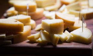 Degustação avaliou provolones in natura e grelhados e apontou a marca que melhor equilibra sabor, textura e defumação.