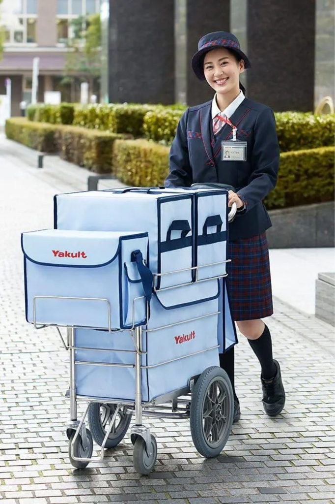 🤝 A entrega do probiótico Yakult em domicílio evoluiu para um sistema de presença regular nas casas de milhares de consumidores.