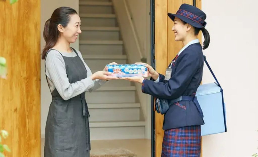 🧑‍🦳 Em um país que envelhece rapidamente, entregadoras de probiótico Yakult se tornam ponto de contato frequente com consumidores idosos.