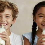 Leite integral reduz risco de obesidade infantil, aponta estudo risco