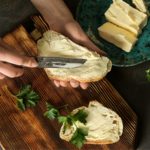 Como a manteiga é feita: ciência por trás do sabor 🧈 Entender como a manteiga é feita ajuda a enxergar valor em cada etapa, da separação do creme ao controle térmico final.