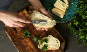 🧈 Entender como a manteiga é feita ajuda a enxergar valor em cada etapa, da separação do creme ao controle térmico final.