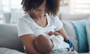 🧠 Nutrição, imunidade e praticidade: o que está por trás da escolha entre peito e fórmula.