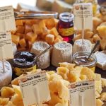 Queijos com chocolate e wasabi viram tendência gourmet Mais de meio século de história e uma cave própria fazem da loja de queijos um destino imperdível para curiosos e amantes da boa mesa.