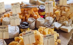 Mais de meio século de história e uma cave própria fazem da loja de queijos um destino imperdível para curiosos e amantes da boa mesa.