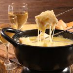Fondue ganha sotaque brasileiro e novas harmonizações 🍷 Versões de fondue com queijos nacionais ganham espaço e pedem vinhos fora do óbvio para realçar sabores únicos.