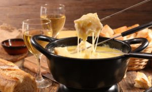 🍷 Versões de fondue com queijos nacionais ganham espaço e pedem vinhos fora do óbvio para realçar sabores únicos.