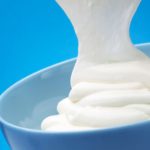 Iogurte grego: saudável mesmo ou marketing? 🥛 Nem todo “grego” é igual: especialistas explicam o que observar antes de comprar.