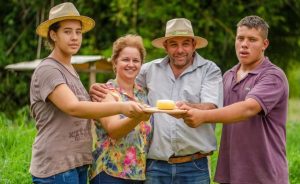Do sabor ao valor: famílias transformam leite em produtos premiados e mais lucrativos.
