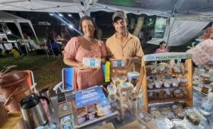Doce de leite artesanal feito no fogão a lenha ganha espaço em feiras e amplia mercado com envios pelo país