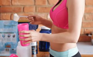 🥛 Entenda como o Whey Protein funciona, seus benefícios e os cuidados antes de incluir na rotina.