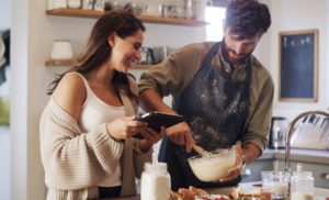 💡 Nem sempre estragado significa inútil: o leite vencido tem um papel curioso na cozinha.