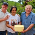 Regulamentação do Queijo Artesanal do Vale do Suaçuí abre mercado nacional A família de produtores Eduardo, Ester e Geraldo. Foto: Diego Vargas