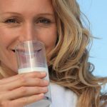 Novo estudo reforça valor do leite enriquecido na menopausa 🦴 Pesquisa aponta que leite enriquecido pode reduzir perda óssea e melhorar microbiota em mulheres pós-menopausa ao longo de um ano.