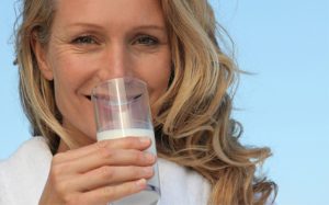 🦴 Pesquisa aponta que leite enriquecido pode reduzir perda óssea e melhorar microbiota em mulheres pós-menopausa ao longo de um ano.