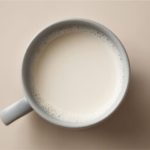 Preço do leite avança no Paraná e reduz variação anual 🥛 Preço do leite sobe no Paraná, puxado pelo longa vida e leite em pó, enquanto repasse ao produtor ainda não acompanha.