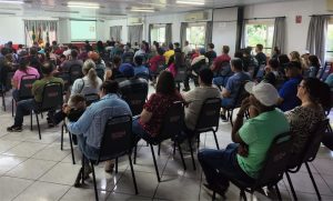 Trabalhadores definem reivindicações que combinam reajuste salarial e novos auxílios, pressionando negociações 🏭