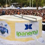 Queijo de 3 toneladas movimenta cidade no interior mineiro Produção de peça de 3 toneladas lidera programação que combina turismo, cultura e venda direta ao consumidor