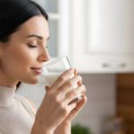 Lácteos e digestão: entender antes de cortar 🧀 Digestão de lácteos na fase adulta: o papel da lactase e por que surgem gases e inchaço