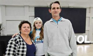 🌱 Aos 10 anos, Letícia já mede, pesa e acompanha a rotina leiteira da propriedade da família no interior do Paraná.