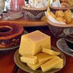 Nem queijo, nem doce: a singularidade do Requeijão Moreno Uma técnica artesanal transforma leite cru em um produto único, valorizado por chefs e consumidores.