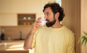Entre hábitos e saúde intestinal, cresce a intolerância à lactose em grandes cidades.