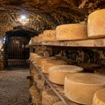 Cerveja, whisky e caverna: o novo luxo do queijo brasileiro 🏆 Queijo artesanal maturado em caverna ajuda fazenda de Goiás a conquistar prêmios e espaço fora do estado.