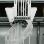 Leite descartado vira plástico para impressão 3D ♻️ O que antes era descartado pode virar insumo valioso: proteínas do leite entram na rota da manufatura avançada.