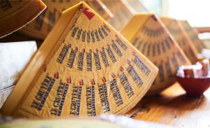 🧀 Le Gruyère AOP une tradição centenária e precisão suíça para liderar o ranking global com uma receita simples e rigorosa.