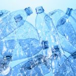 Garrafas PET ampliam debate sobre microplásticos nos alimentos ♻️ Estudo aponta que decisões de design e armazenamento influenciam diretamente a liberação de microplásticos em alimentos e bebidas.