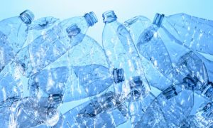 ♻️ Estudo aponta que decisões de design e armazenamento influenciam diretamente a liberação de microplásticos em alimentos e bebidas.