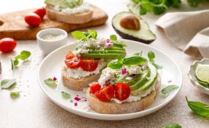 🧀 De produto “sem graça” a símbolo saudável: o cottage cheese vive uma nova onda global de consumo.