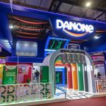 Danone transforma experiência de marca em estratégia comercial na APAS 🌎 Estratégias regionais, produtos funcionais e ativação sustentável marcaram a presença da Danone na APAS.