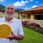 Produtor mineiro mantém fábrica de queijo há 48 anos e transforma pingo antigo em segredo premiado Na Serra do Condado, produtor guarda queijos por 2 anos e faz do pingo antigo seu diferencial