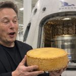 Queijo Le Brouère foi ao espaço em missão secreta da SpaceX A carga secreta da SpaceX não era um experimento científico, mas um queijo escolhido para uma homenagem que ganhou repercussão mundial. 🧀