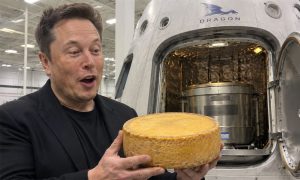 A carga secreta da SpaceX não era um experimento científico, mas um queijo escolhido para uma homenagem que ganhou repercussão mundial. 🧀