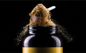 📦 Segundo a polícia, leite em pó e whey protein vencidos eram reembalados e rotulados com novas datas de validade para comercialização.