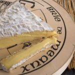 A 40 minutos de Paris, um museu só sobre o brie Vídeos, ferramentas antigas e uma pá de brie: assim a Maison du Brie de Meaux mostra o processo do queijo, do leite ao amadurecimento.