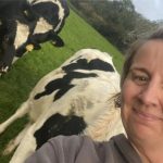 Marie Stephenson vai ordenhar 10 mil vacas para falar do que ninguém fala 🐄 Marie Stephenson vai percorrer fazendas do Reino Unido para ordenhar 10 mil vacas em 10 dias e falar sobre saúde mental no campo.