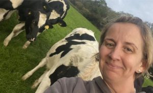 🐄 Marie Stephenson vai percorrer fazendas do Reino Unido para ordenhar 10 mil vacas em 10 dias e falar sobre saúde mental no campo.