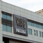 Plano Dairy da Nestlé aposta na transparência, mas deixa perguntas sem resposta 🌱 Ao colocar o leite no centro de sua estratégia climática, a Nestlé aposta em mais transparência, enquanto investidores cobram evidências concretas.
