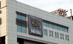 🌱 Ao colocar o leite no centro de sua estratégia climática, a Nestlé aposta em mais transparência, enquanto investidores cobram evidências concretas.
