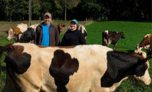 A produção de leite passou de 6 mil para 20 mil litros por mês após mudanças na gestão e no manejo, sem ampliar o rebanho. 🐄