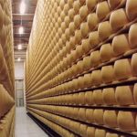 O calor ameaça o Parmigiano Reggiano e acende alerta na Itália 🌡️ O calor extremo já afeta vacas, armazenamento e custos do Parmigiano Reggiano, símbolo da produção italiana.